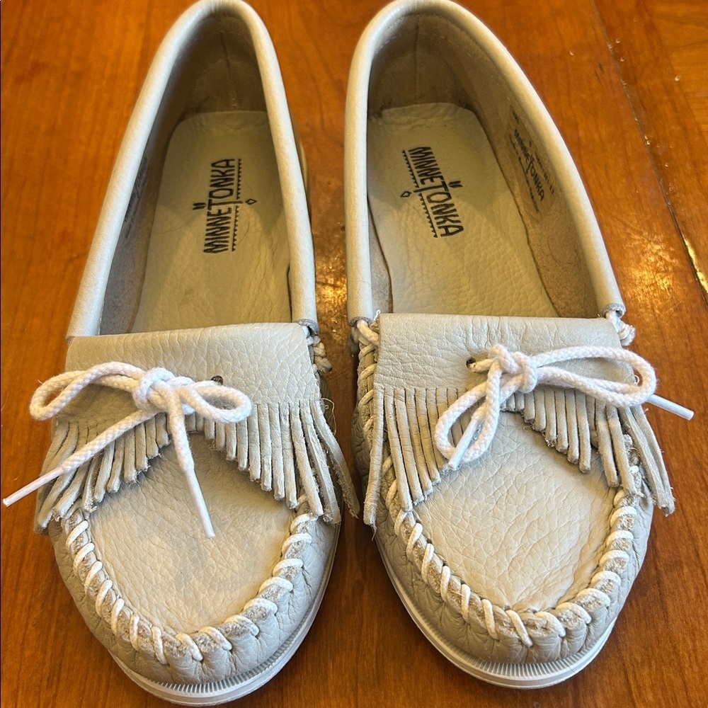 Minnetonka Kilty cream leather shoes size 8